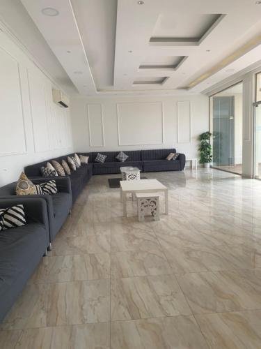 - un salon avec un canapé et une table dans l'établissement شاليه لمه, à Dammam