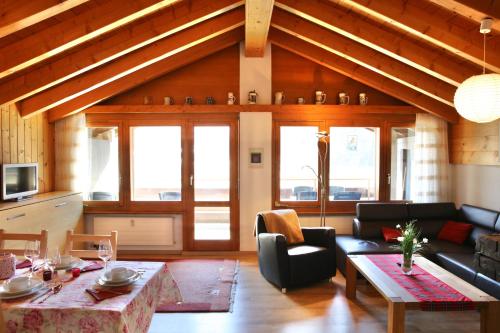 sala de estar con sofá y mesa en Monte Rosa Täsch, Apartments mit Wellness Bereich en Täsch