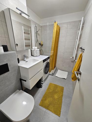 Kamar mandi di Land Apartments