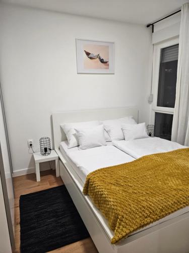 Tempat tidur dalam kamar di Land Apartments