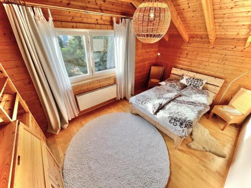 um quarto com uma cama e uma grande janela em Fewo RELAX – Entspannung ohne TV em Bernau bei Berlin
