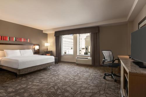 une chambre d'hôtel avec un lit et une fenêtre dans l'établissement Hilton Garden Inn San Antonio Downtown Riverwalk, à San Antonio