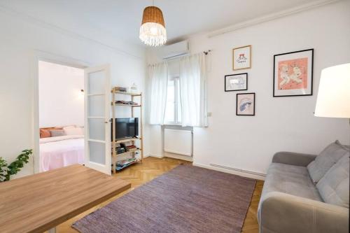 uma sala de estar com um sofá e uma mesa em Downtown Cozy Apartment Old Town em Bucareste