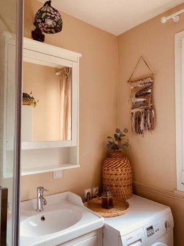 Parisian style Appartment Private room with Shared bathroom near Bastille and Gare de Lyon