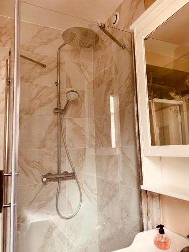 Parisian style Appartment Private room with Shared bathroom near Bastille and Gare de Lyon