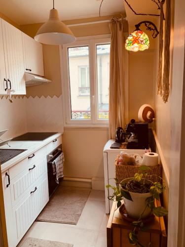Parisian style Appartment Private room with Shared bathroom near Bastille and Gare de Lyon