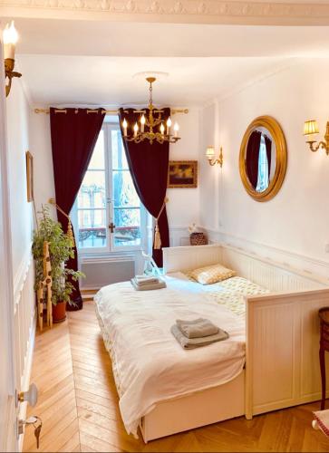 Parisian style Appartment Private room with Shared bathroom near Bastille and Gare de Lyon
