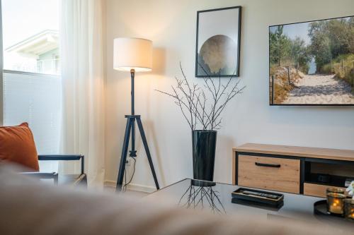 a living room with a table and a lamp at Apartment "Inselglück" - Haffresidenz in Garz
