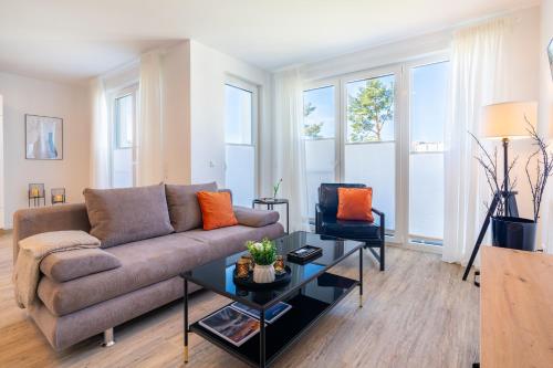 a living room with a couch and a table at Apartment "Inselglück" - Haffresidenz in Garz