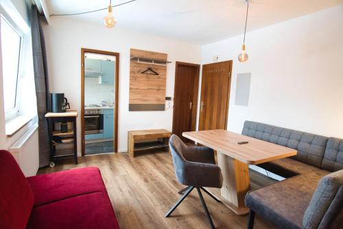ein Wohnzimmer mit einem Tisch und einem Sofa in der Unterkunft Stilvolles Studio Apt. Lübeck Zentrum in Lübeck