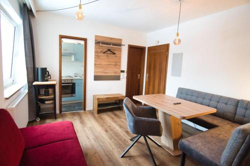 a living room with a table and a couch at Stilvolles Studio Apt. Lübeck Zentrum in Lübeck