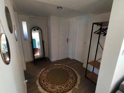 卡萊帕涅的住宿－Tik69，走廊上设有大地毯和镜子
