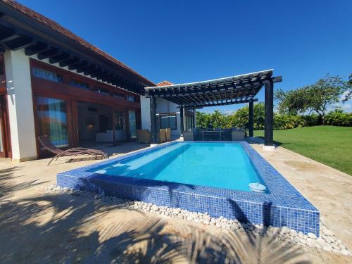 Bazén v ubytování Espectacular Villa Tropical de 2 hab/ con Piscina Privada y BBQ nebo v jeho okolí