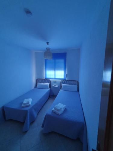 מיטה או מיטות בחדר ב-Aguamarina, cerca de todo