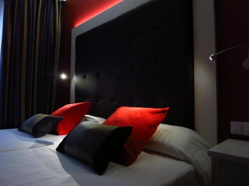 A bed or beds in a room at Hotel Boutique Catedral