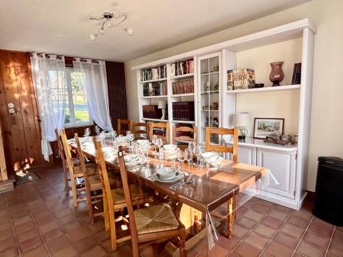 une salle à manger avec une longue table et des chaises dans l'établissement Gîte du Rochelu 4 Étoiles 5000 m2 of Garden, near to Mont Saint Michel & Granville island, à Bourguenolles