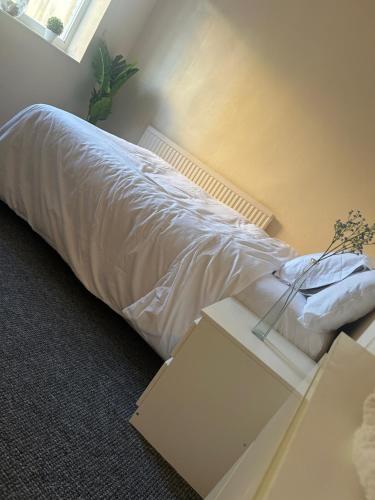 Un pat sau paturi într-o cameră la Nice cozy room Venus