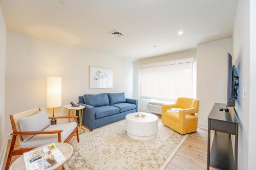 a living room with a blue couch and chairs at The Inn at LBI National Golf & Resort in Little Egg Harbor Township