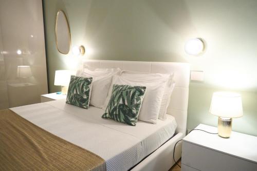 1 dormitorio con 1 cama blanca y 2 almohadas en Trastevere boutique with Turkish Bath, en Roma