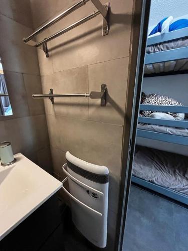 une petite salle de bain avec toilettes et lavabo dans l'établissement Appartement front de piste Puy-saint-Vincent, à Puy-Saint-Vincent