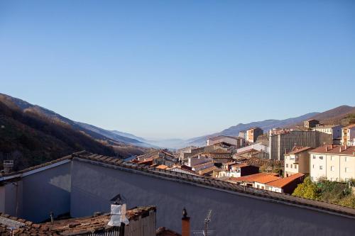 vistas a la ciudad desde el techo de un edificio en APARTAMENTO TURÍSTICO ABUELO TEÓFILO, en Tornavacas