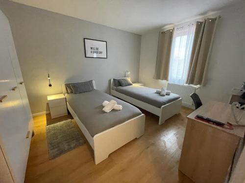 Großengstingen的住宿－Pension Bären，小房间设有两张床和窗户