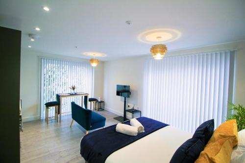 a bedroom with a bed and a living room at Modern Studio for LONG STAY BUSINESS & RELOCATIONS in Hemel Hempstead