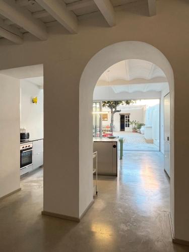 Η κουζίνα ή μικρή κουζίνα στο Design & art, patio with orange tree, near Seville
