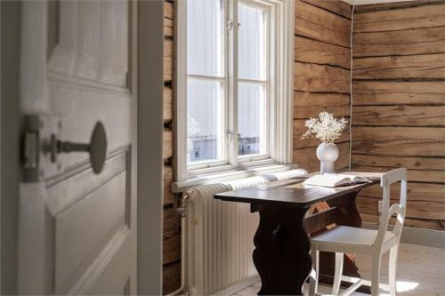 a room with a table and a window at Prästgården i lantlig miljö med fyra sovrum, dusch, kök och vardagsrum in Knivsta
