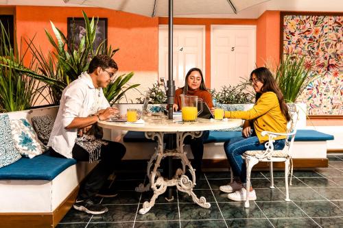 a group of three people sitting at a table at HOTEL DEL VALLE INN IXMIQUILPAN in Ixmiquilpan