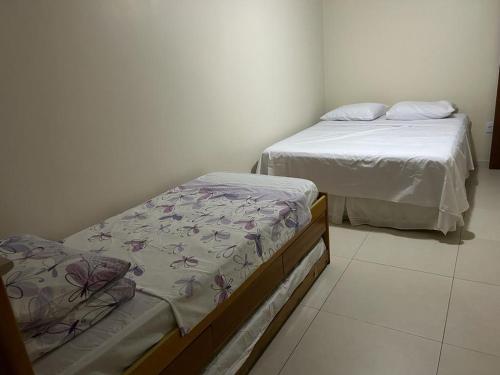 2 camas en una habitación pequeña con muebles modernos en Brisa Bicanga en Serra