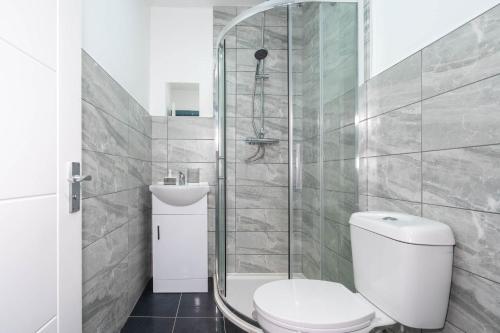uma casa de banho com um WC e um chuveiro em Sky Rooms One Bedroom Modern Studio Apartment 6 em Birmingham