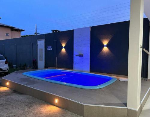 una gran piscina azul en el patio trasero en Brisa Bicanga, en Serra
