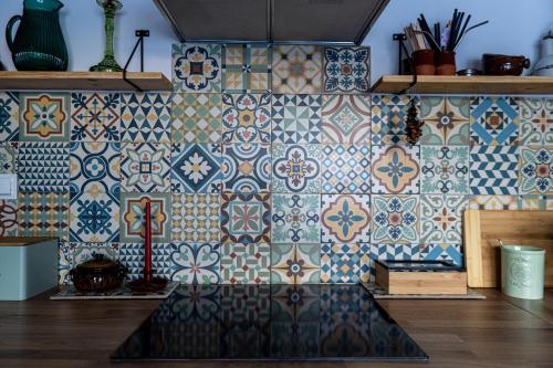 a room with a wall covered in tiles at Domek Leśny Spokój Smyków in Celiny