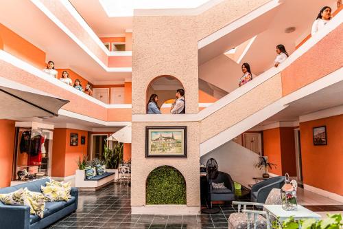 personnes assises sur les escaliers dans le hall dans l'établissement HOTEL DEL VALLE INN IXMIQUILPAN, à Ixmiquilpan