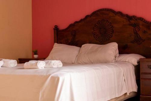 a bedroom with a bed with two towels on it at Residencia Sofmel in Copán Ruinas