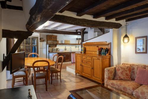 a living room with a table and a couch at Casa rural la grande in Casas del Castañar