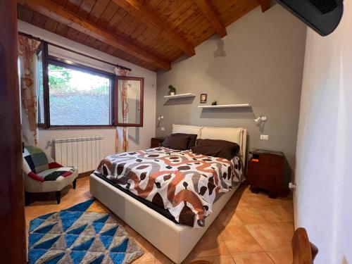 een slaapkamer met een bed met een koeiendeken bij Casa Vacanze Primacroce in Cefalù