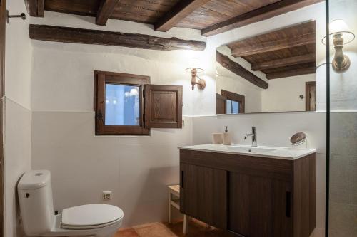 Casas del CastañarにあるCasa rural la grandeのバスルーム(トイレ、洗面台付)