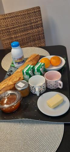 una mesa con una bandeja de comida en una mesa en Chambre spacieuse, indépendante, 700m de la gare, en Narbona