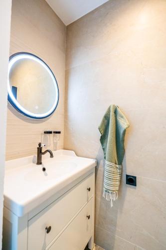 une salle de bain avec un lavabo et un miroir dans l'établissement le loft, à Marseille