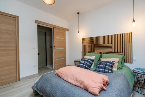 une chambre avec un lit avec des oreillers dessus dans l'établissement le loft, à Marseille