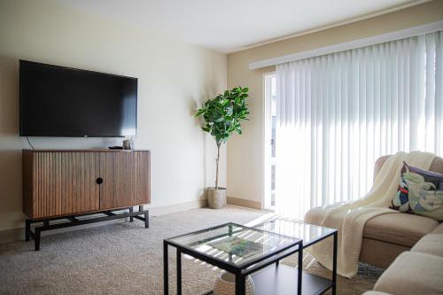 Μια τηλεόραση ή/και κέντρο ψυχαγωγίας στο Luxurious Apartment With The Marina View