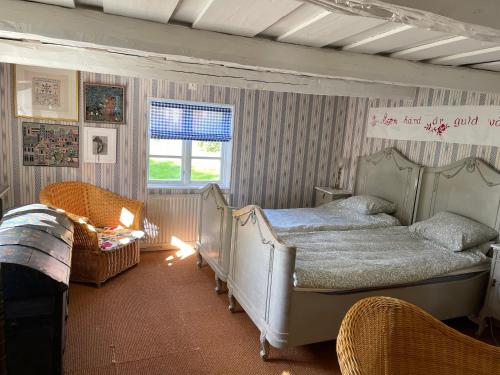 ein Schlafzimmer mit einem Bett und einem Stuhl in der Unterkunft Stavsmyra in Eskilstuna