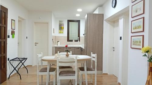 comedor con mesa blanca y sillas en Apartman Katarina, en Čakovec