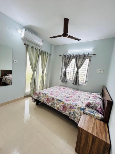 Säng eller sängar i ett rum på Vishaka Daily Rentals