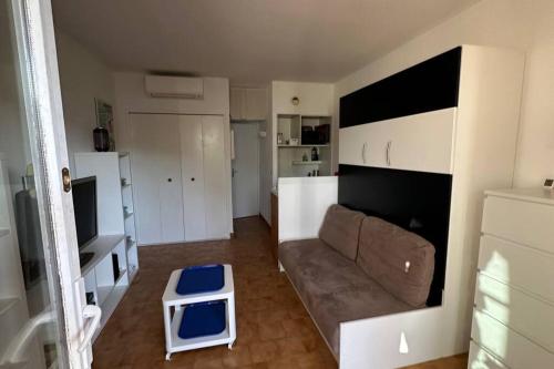 un petit salon avec un canapé et une table dans l'établissement Studio coin nuit fermé 4 personnes - Les Mas de La Plage, à Sanary-sur-Mer