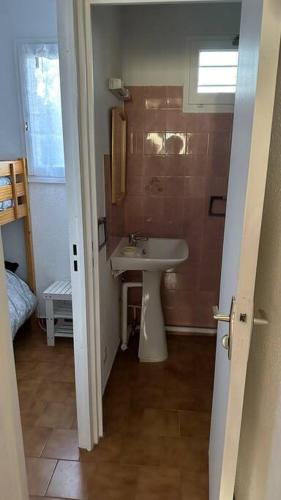 une petite salle de bain avec un lavabo et un miroir dans l'établissement Studio coin nuit fermé 4 personnes - Les Mas de La Plage, à Sanary-sur-Mer