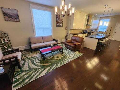 un salon avec un canapé et une table dans l'établissement Heart of Toronto Home, à Toronto