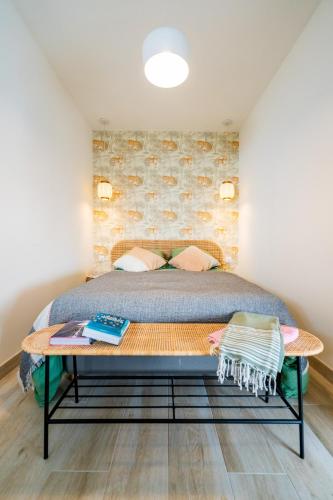 - une chambre avec un lit et une table dans l'établissement La Suite, à Marseille